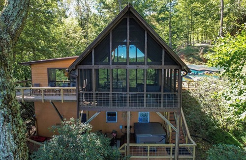 Raccoon Ridge Cabin | Riverbend Treehouse-Mountain/River Views, Hot Tub, Arcade, Outdoor Movie Screen
