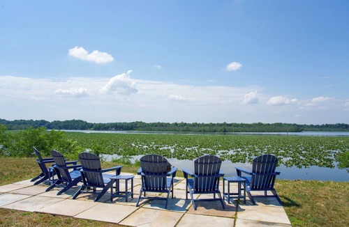 Denton House | Riverfront Denton Estate on 7 Acres w/Heated Pool
