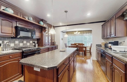 Arlington House | Riverfront, dog-friendly, mountain views, a/c, deck, ski nearby, gas stove, w/d