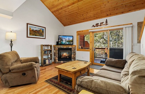 Fall River Estates Condo | Riverfront Hideaway Private Hot Tub Close to RMNP