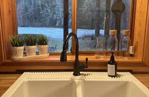 Verlot Cabin | Riverfront retreat with sauna & hot tub 3B2Ba