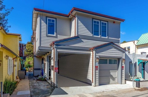Capitola House | Rivervfront Upper Duplex w/& Firepit on the Patio