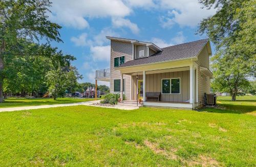 Rock Hall House | Rock Hall Retreat w/Balcony Near Park & Marina!