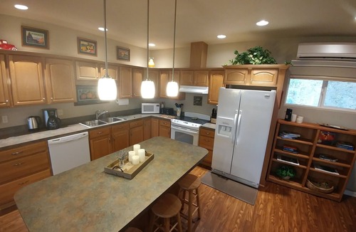 Central Point House | Rogue River Guesthouse: Rural river views near I-5