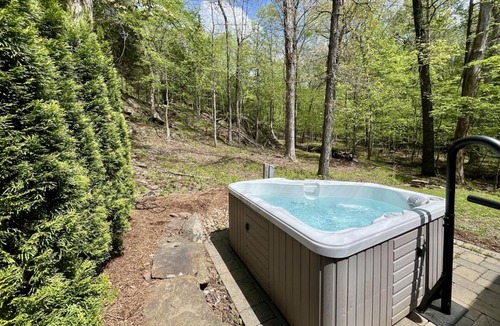 Ozark House | Romantic Cottage w Hot Tub & Views