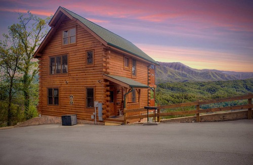 Sevierville Cabin | Romantic Escape with panoramic Mountain Views, great location 2.5 steps to enter