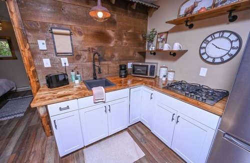 Accident House | Romantic Getaway In The Pines. Hot Tub! King Bed!