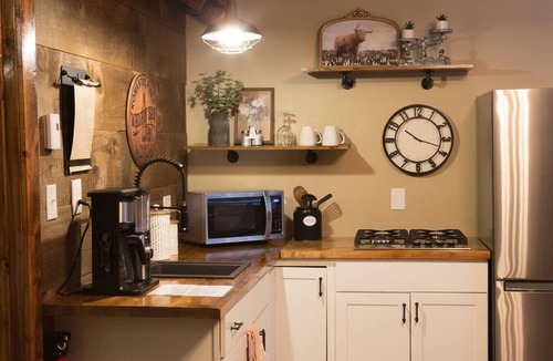 Accident House | Romantic Getaway In The Pines. Hot Tub! King Bed!