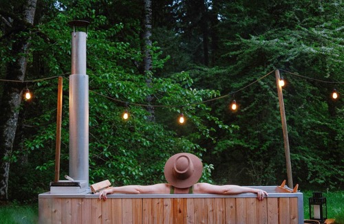 Molalla Cabin | Romantic Glamping escape with wood fired hot tub/hiking, near hidden waterfalls.