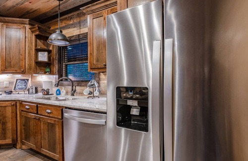 Hochatown Cabin | Romantic Music-Inspired Cabin with Hot Tub, Spa Bath, Outdoor TV & Fireplaces