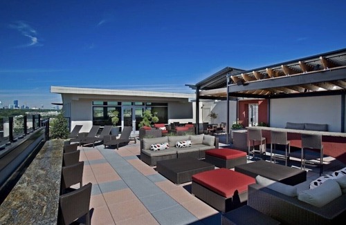 Piedmont Heights Apartment | ROOFTOP VIEWS! Relax in our stylish and bring apartment in Atlanta