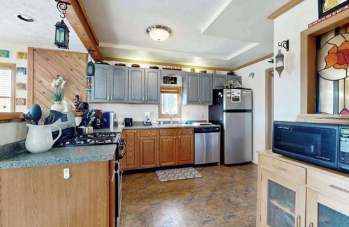 Paradise Point House | Rustic 3BR Cabin - HOT TUB - Oakland