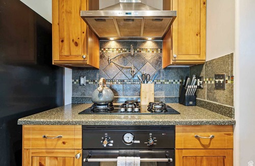 Silver Summit House | Rustic 5BR Retreat | Hot Tub, Near Park City