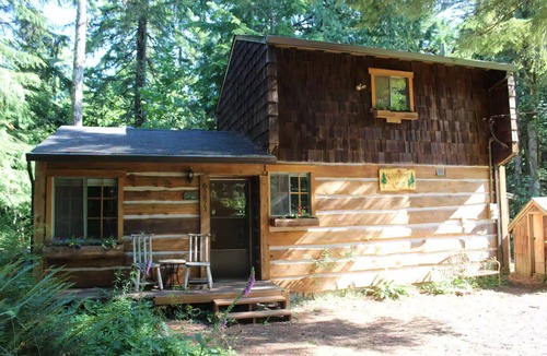 Zigzag Cabin | Rustic Riverfront Cabin in Mt. Hood- Hiking, Skiing, and Outdoor Adventures