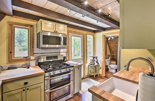 Warren Cabin | Saltwater Hot Tub & WFH-Friendly Warren Cabin!