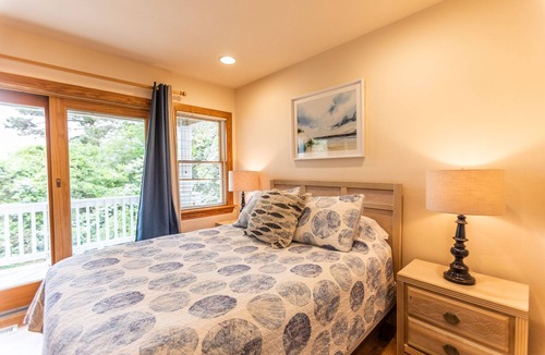 Monteray Shores House | Salty Paws. Pet Friendly. Minutes to Beach. Horizon Ocean Views.