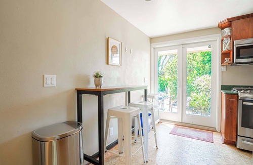 Seattle Metro Area House | Seattle's Mid-century home + hot tub by lake WA