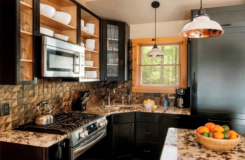 Pond Eddy Cabin | Secluded Catskills Treehouse w/Hot Tub + Roof Deck