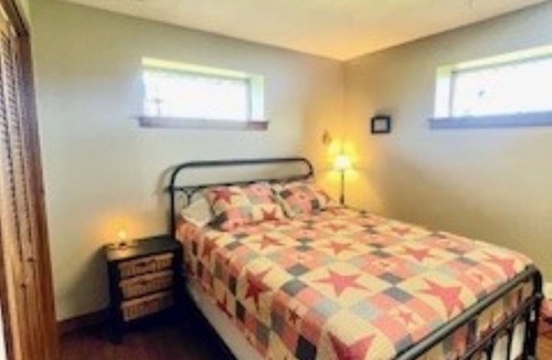 Mineral City Cabin | Secluded house built into the earth. Pet friendly, fishing, hot tub, Wi-Fi!