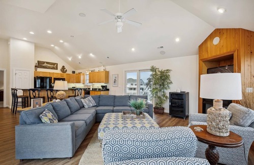 Ocean Sands House | SEMI Oceanfront! Beautiful decor, ocean vws! Noon check in! Pool, HotTub