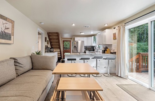 Paradise Estates Cabin | Serene Creekside Cabin 10 Min from entrance to Mt. Rainier! SLEEPS 8