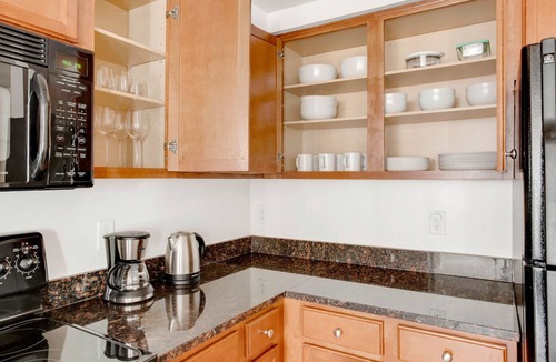 Logan Circle Apartment | Serene Logan Circle 1BR w/Gym, W/D & Pool, walk to bars, by Blueground