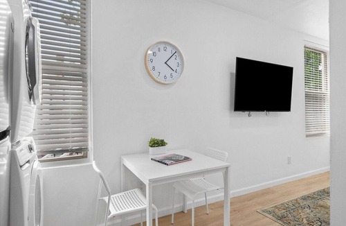 Shadyside Apartment | Shadyside/Central @2 Bright and Stylish Studio with Free Parking