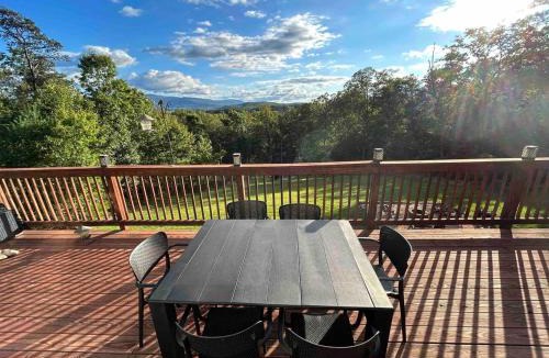 Front Royal House | Shenandoah Thunder Chalet Guest Suite