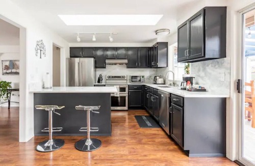 Murphys Corner House | Shiny Rambler House with a Spacious Solarium.