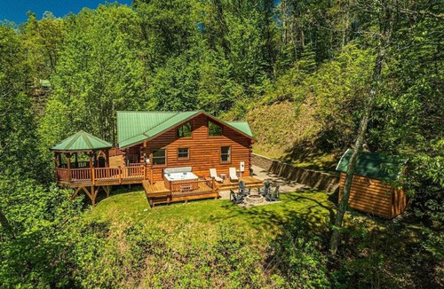 Qualla Cabin | Shooting Star Ridge: Mountain View Cabin Near Cherokee with Hot Tub