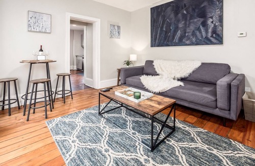 Italian Village House | Short North- 53 1/2 -- LOVELY SHORT NORTH 2BR APARTMENT l FREE P