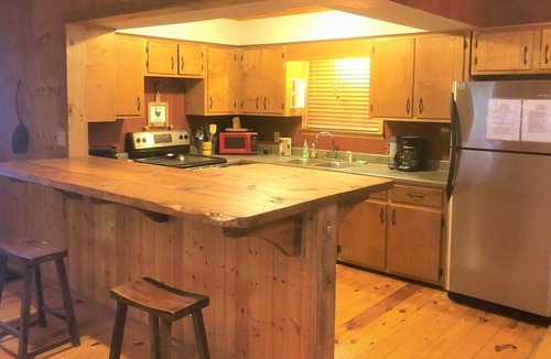Williamstown Cabin | Simplicity- A beautiful view from wrap-around deck, remodeled kitchen minutes Ocoee River and 15 minutes to Blue Ridge