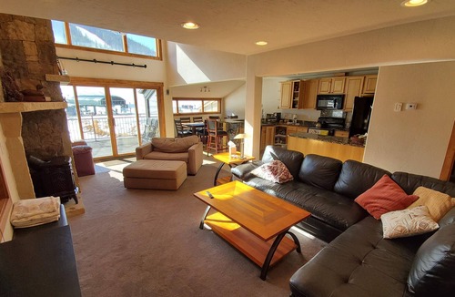 East Village at Copper House | SKI IN/OUT, AT SUPER B 6chair Lift , 3 Bedrms, Bunk, 3 Bathrm, Sleep 9, Hot Tub