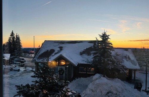 Snowshoe Condo | Ski-In + Out XL Studio. Expedition Station in Village. Mtn Views. 2 Queen Beds.