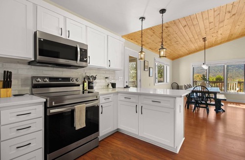 Charter Hills House | SkiView Cabin - 4BR, Cozy and Modern ~ Sleeps 10