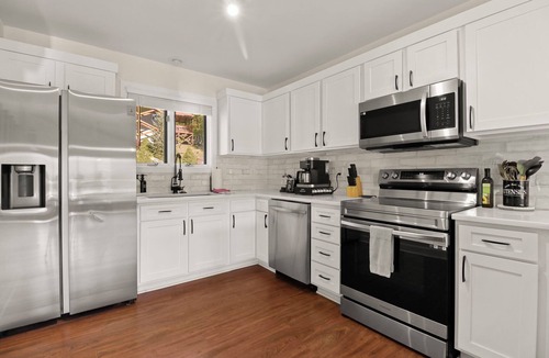 Charter Hills House | SkiView Cabin - 4BR, Cozy and Modern ~ Sleeps 10