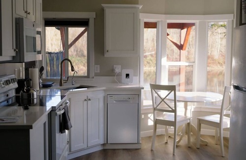 Monroe Cottage | Skyriver Escape Riverfront With Hot Tub