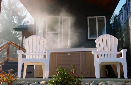 Monroe Cottage | Skyriver Escape Riverfront With Hot Tub