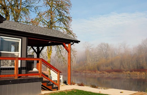 Monroe Cottage | Skyriver Escape Riverfront With Hot Tub