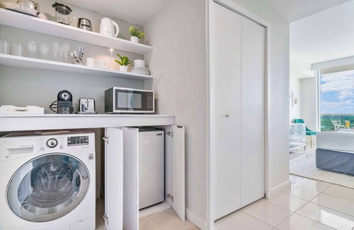 Coconut Grove Apartment | Sleek Emerald Suite | Coconut Grove Retreat