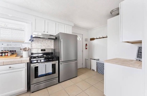 Geneva-on-the-Lake Cottage | Sleeps 8-Cozy 3-Bedroom Cottage, 2 Blocks from the Strip, 10 Minutes from Spire
