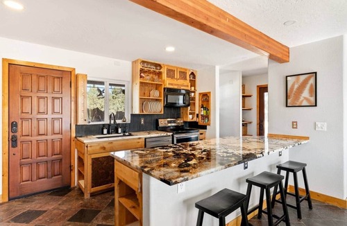 Terrebonne House | Smith Rock Retreat: TWO UNITS IN ONE LISTING!