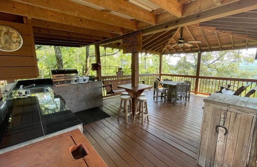 Murphy Ski Chalet | Smokey Mountain Dreaming - mountain views, hot tub & much more!