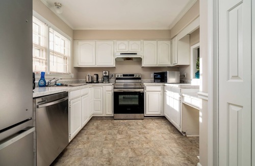 Huntcliff Condo | Spacious 2 BR Condo/Pool Access