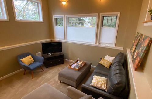 University District Apartment | Spacious 2Bdrm walkable to UW, Shopping and More