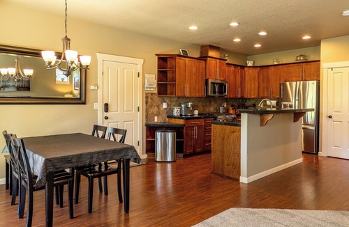 Starcrest House | Spacious 3-bedroom house in Tranquil area with hotub, large deck, and gym