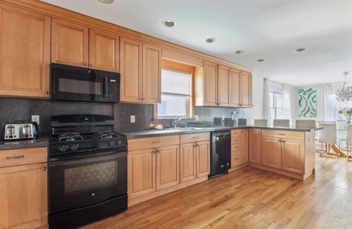 White Plains House | Spacious 3BR Home Free Parking Ideal for Families & Groups Easy NYC Access
