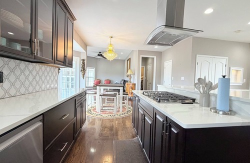 Dale City House | Spacious 4 bd Modern Home with Private Yard & Games