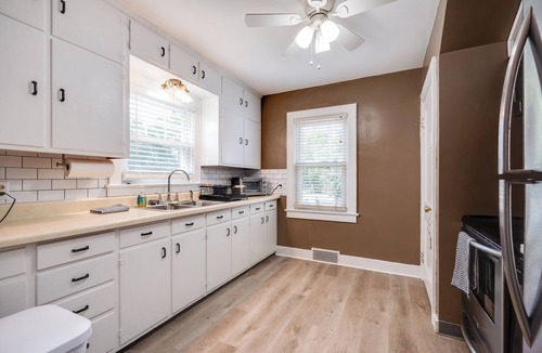 Wilmington House | Spacious 4-bedroom Home in central Wilmington - Hot Tub - Pet Friendly - Clean