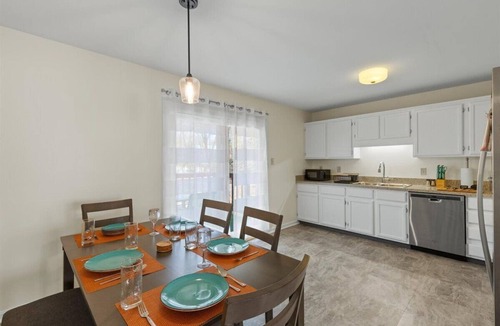 Frederick House | Spacious 4BR Home Free Parking W/D Work Desk 5 Mins to Downtown